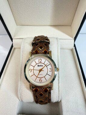 Bella Women’s Quartz Watch – Elegant Patterned Strap